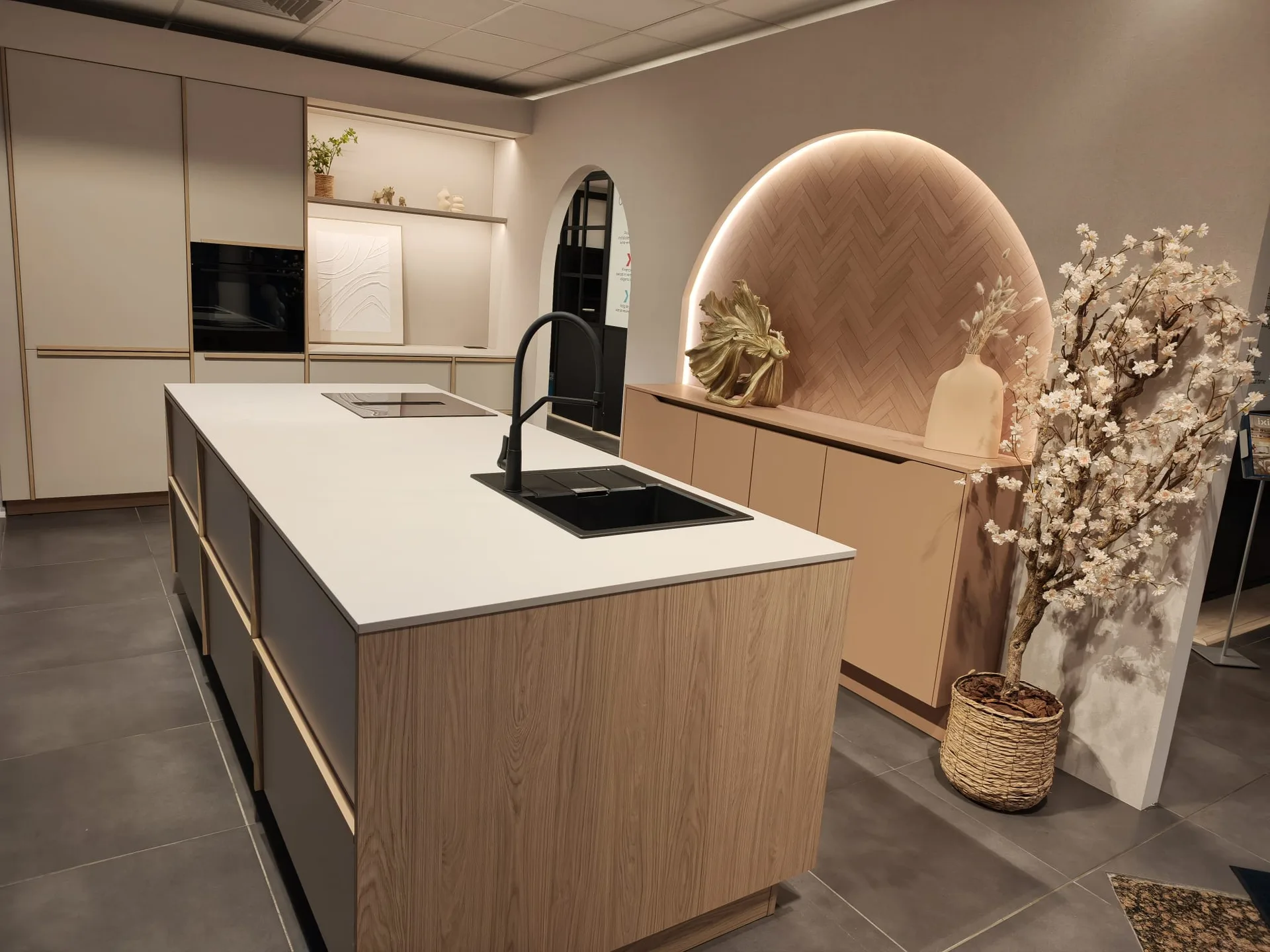 Moderne keuken met eiland en ronde spiegel
