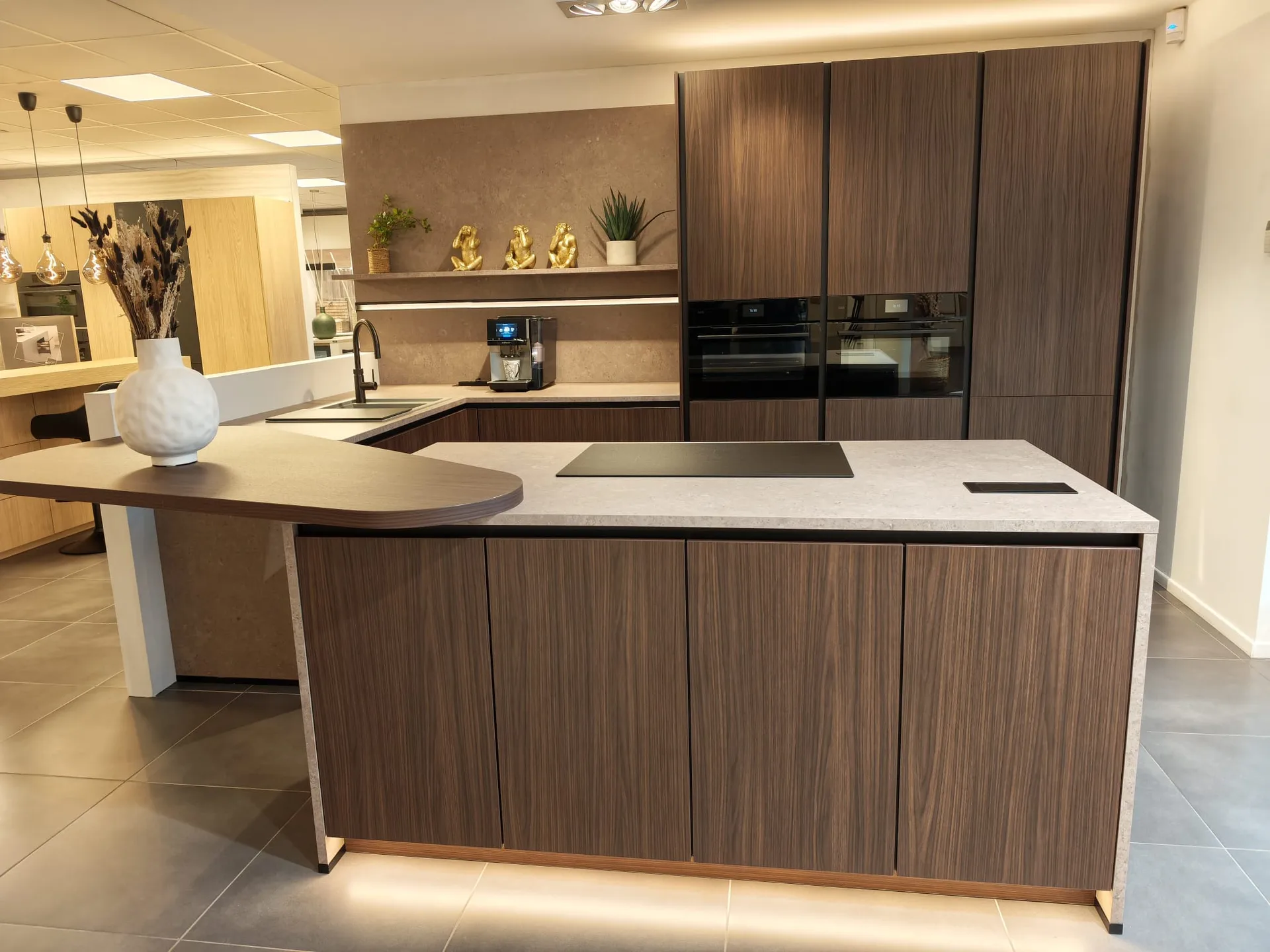 Moderne eilandkeuken met donker houtdesign
