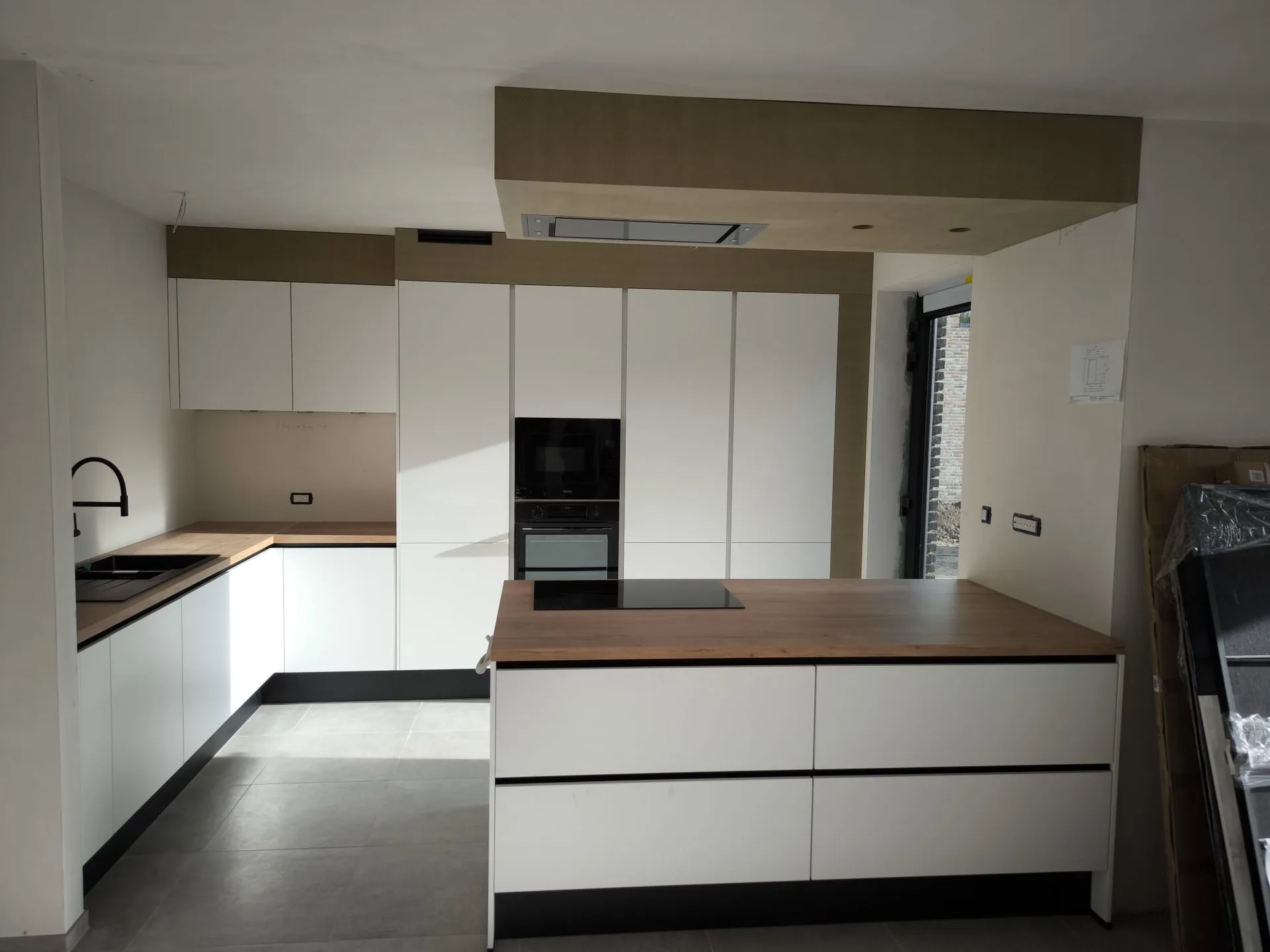 Moderne witte keuken met houten werkblad