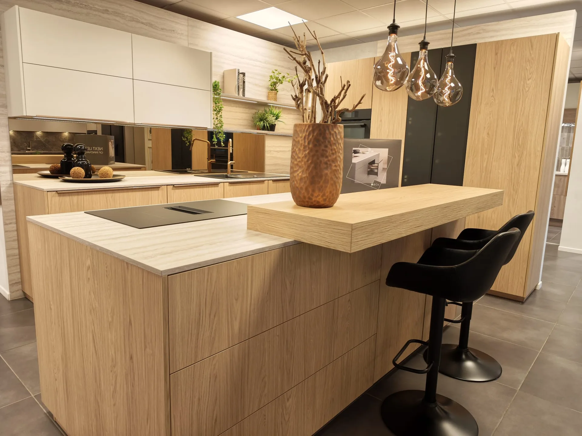 Moderne houten keuken met centraal eiland