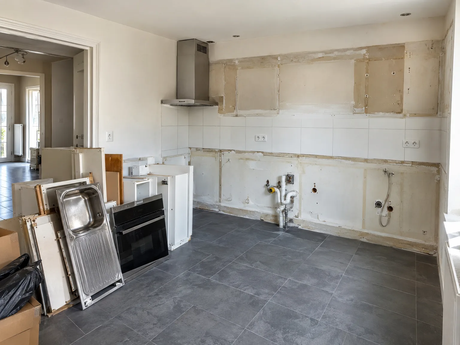 Keukenrenovatie in voorbereiding: voorbereide wanden en demontage oude elementen