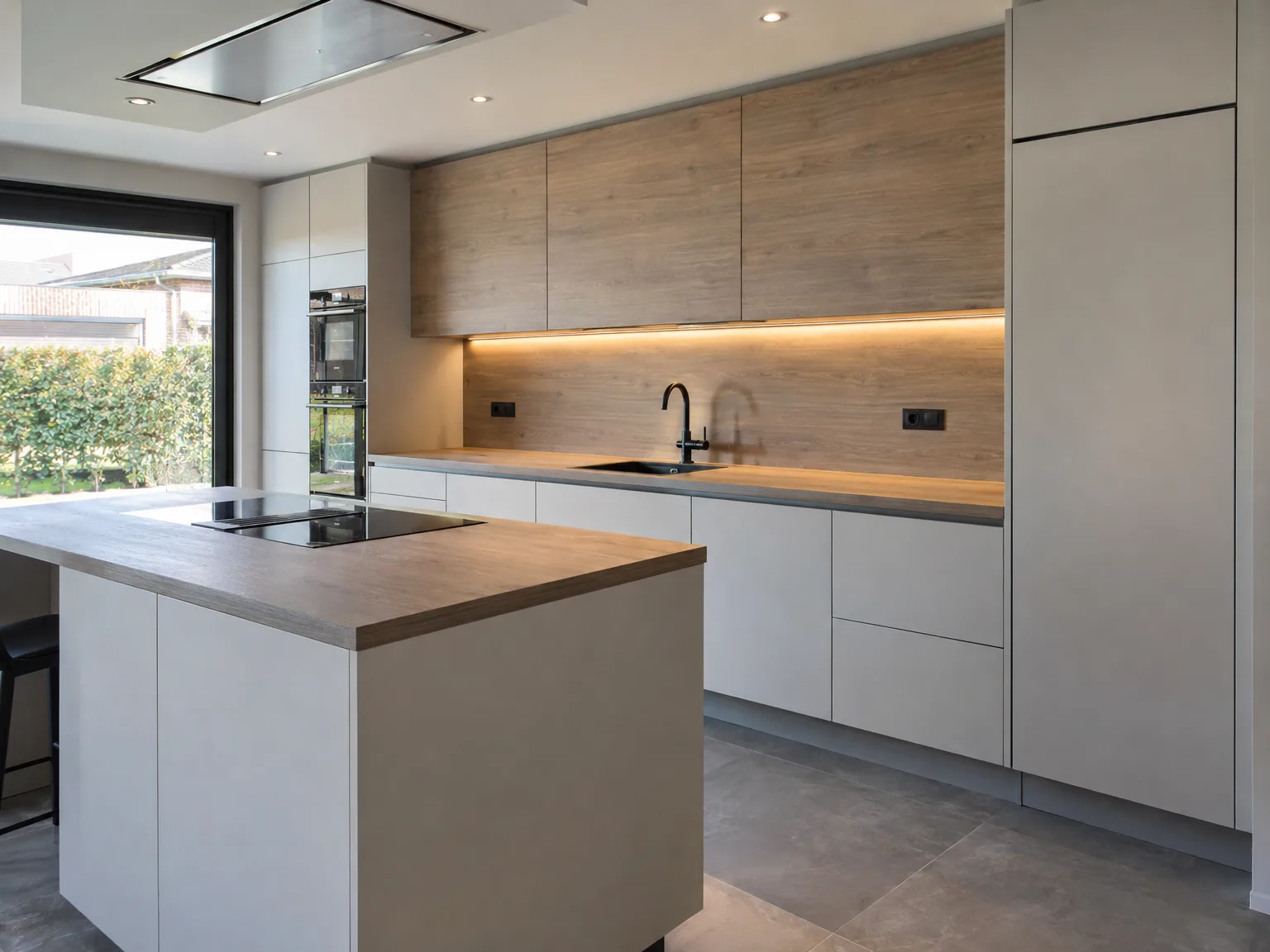 Moderne keuken met witte kasten, houten fronten, eiland en LED-verlichting