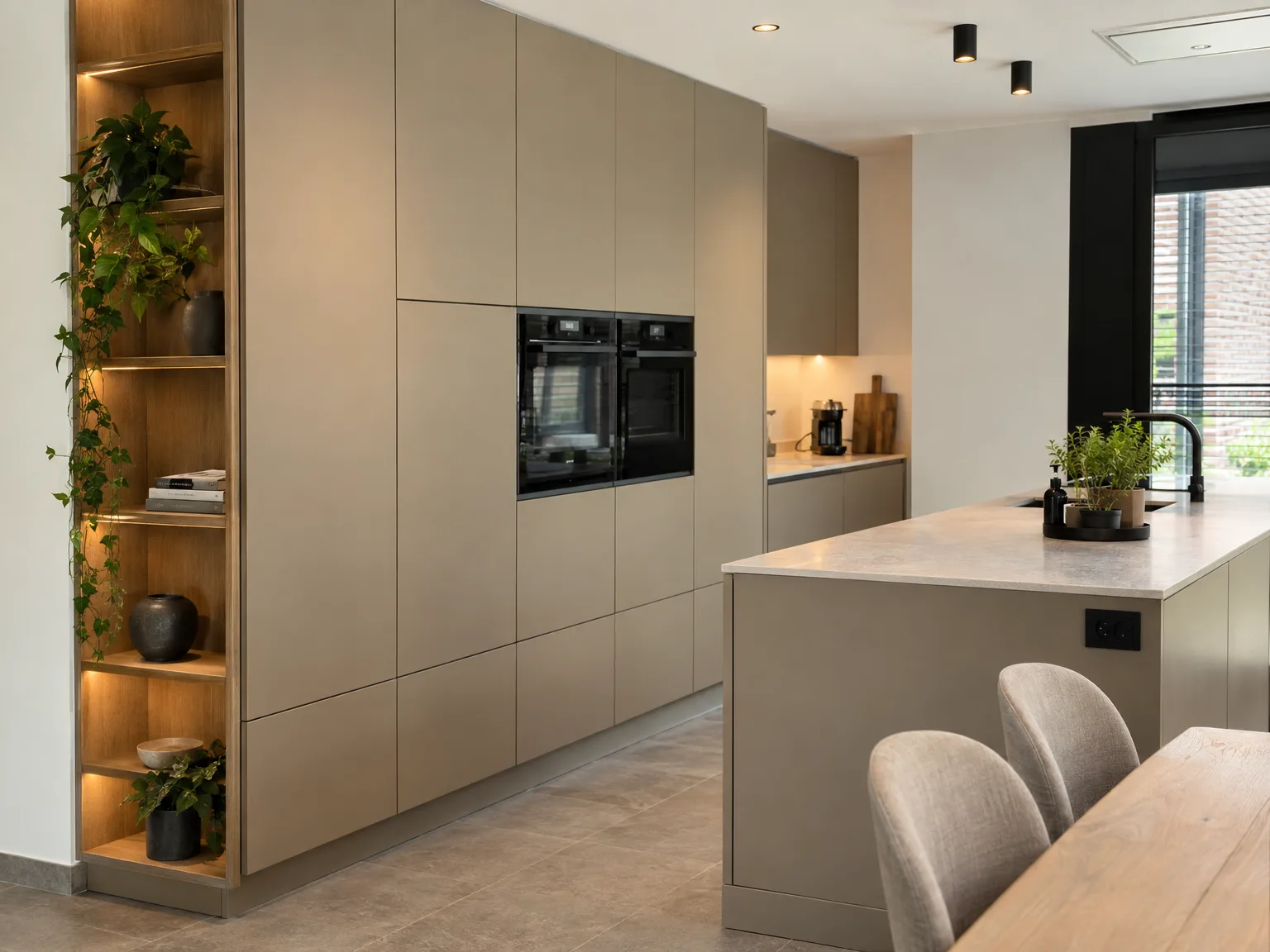 Moderne keukenmontage met grijze fronten, ingebouwde apparatuur en open houten kasten