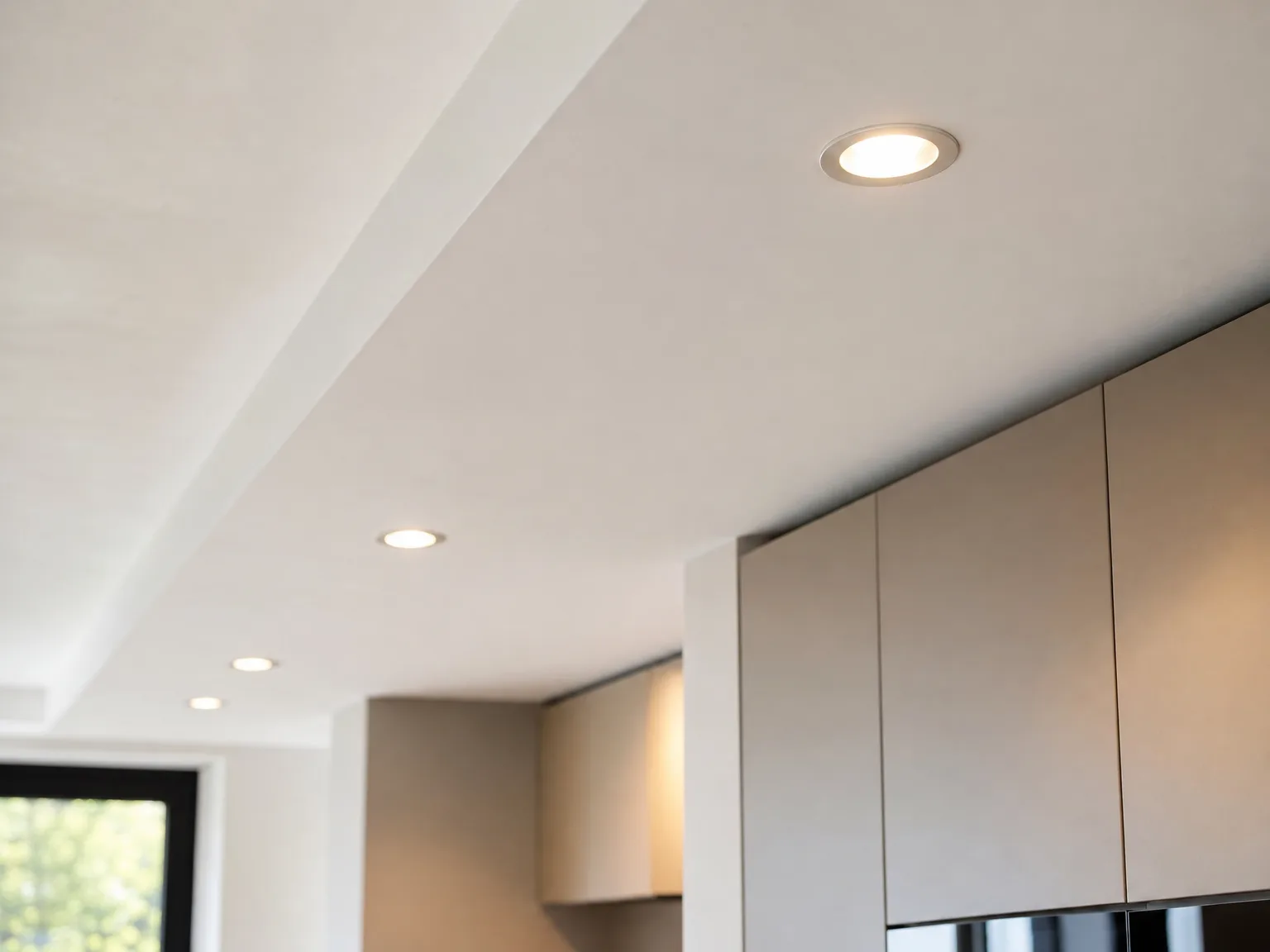 Plafondwerk met geïntegreerde LED-verlichting in gerenoveerde keukenruimte